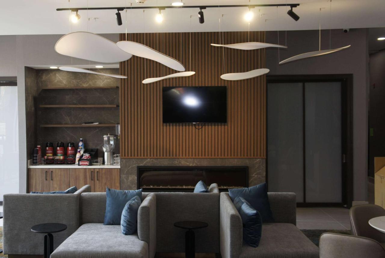 La Quinta Inn & Suites By Wyndham Manchester - Arnold Afb Ngoại thất bức ảnh